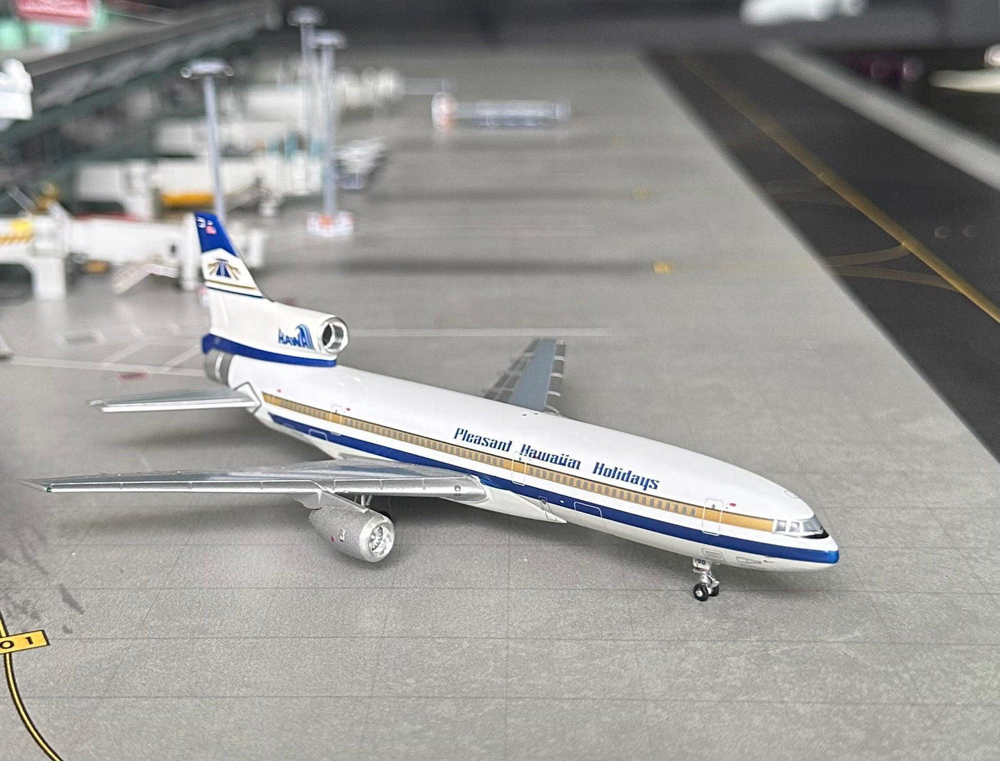 1:400 Pleasant Hawaiian Holidays Lockheed L-1011 Tristar BlueBox