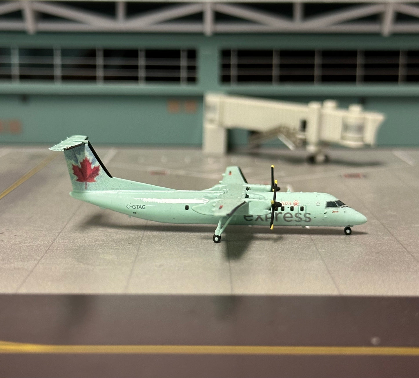 1:400 Air Canada Express Dash 8 Q300 C-GTAG 3D Design Deck