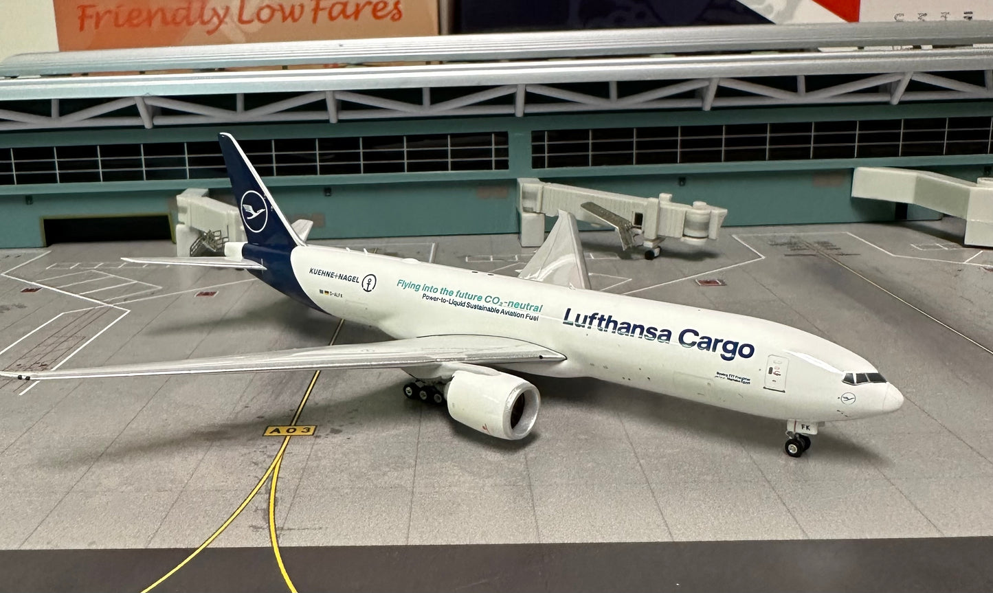 1:400 Lufthansa Cargo B777-FBT "Flying into the Future" Phoenix Models