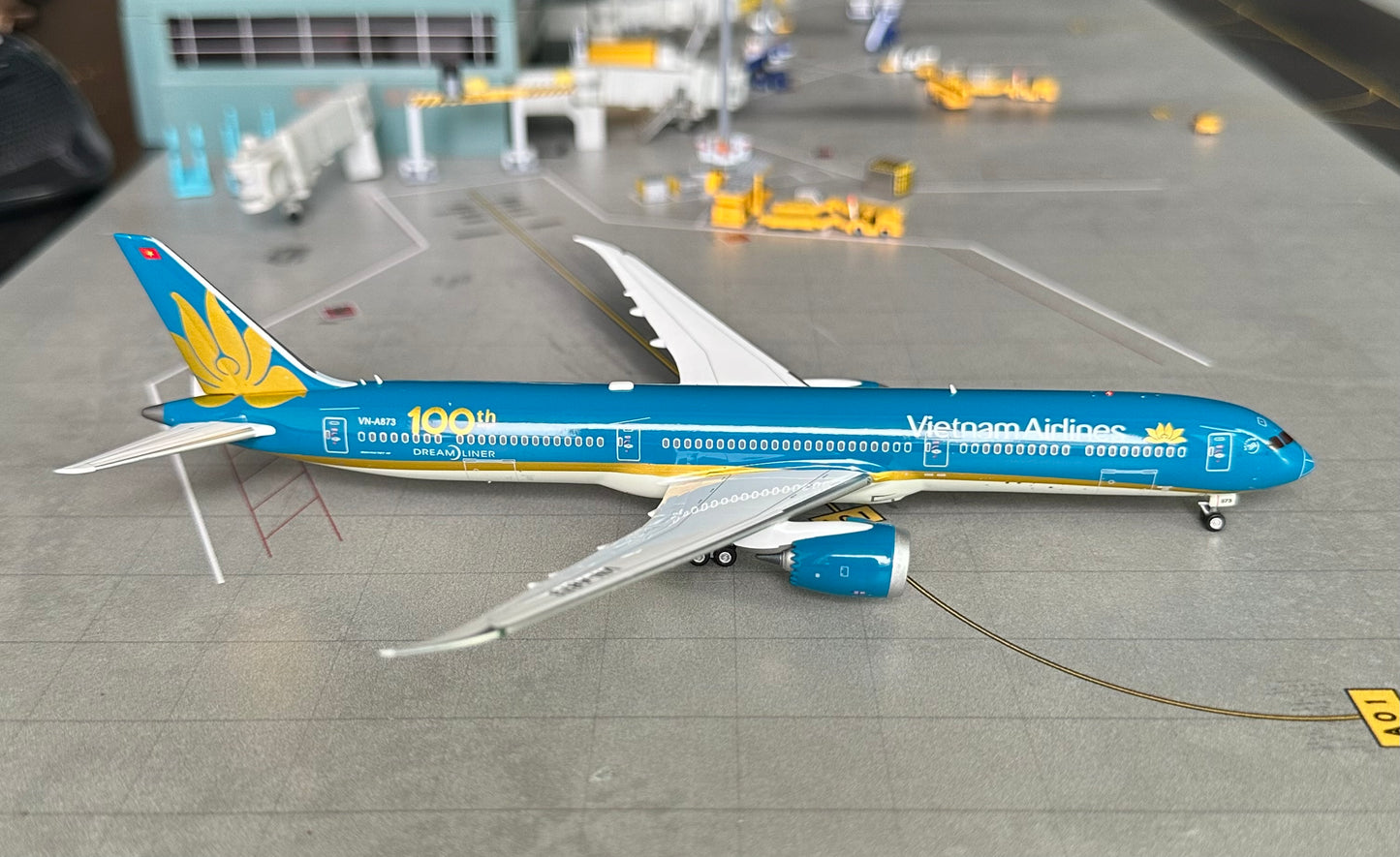 1:400 Vietnam Airlines Boeing 787-10 Dreamliner detachable gear Aviation 400