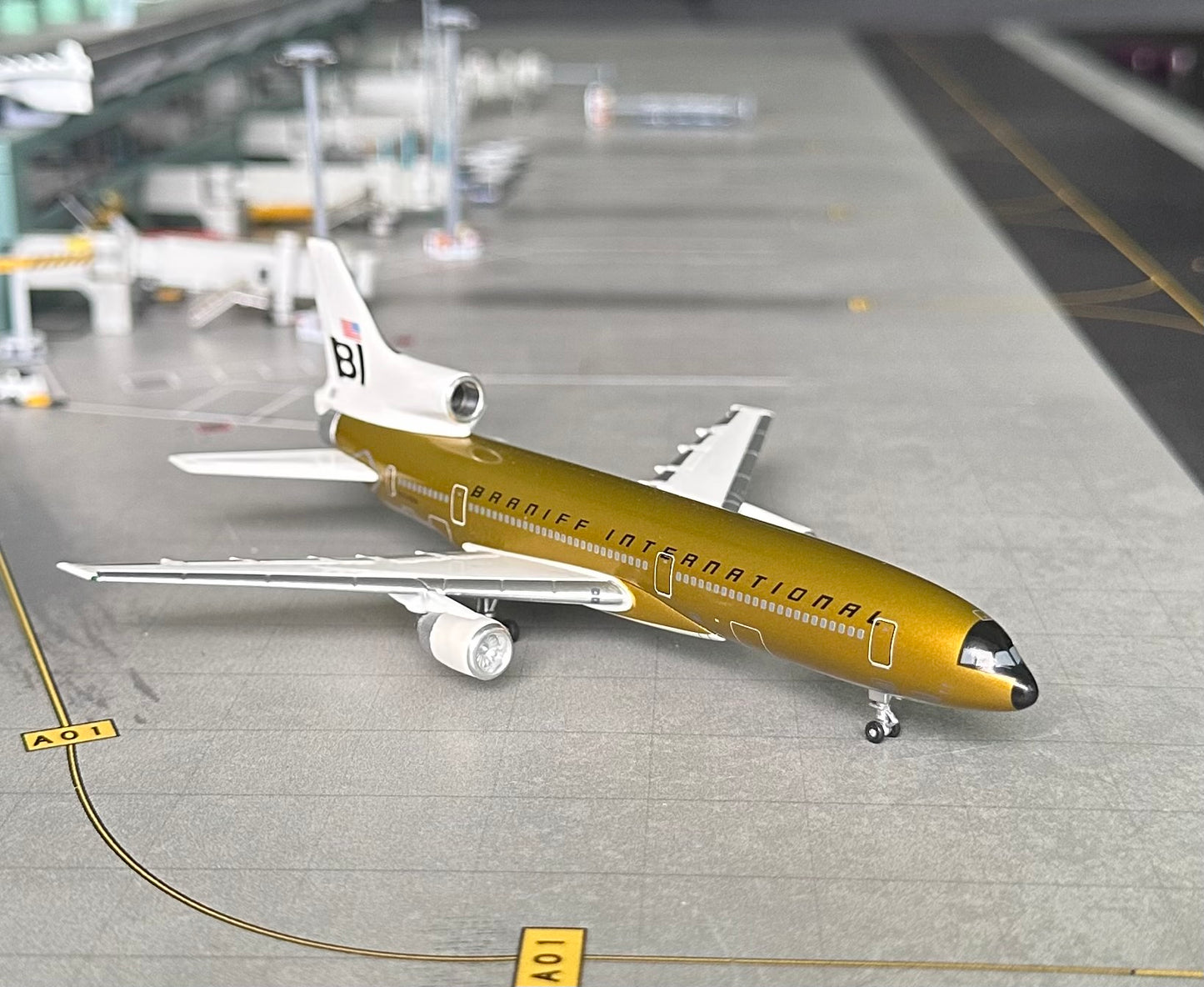 1:400 Braniff International Lockheed L-1011 Tristar Gold* Jet X