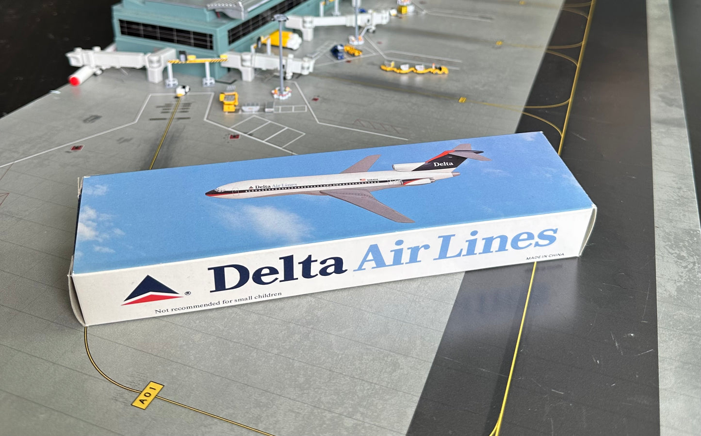 1:200 Delta Air Lines B727-200 Vintage Plastic Snap-fit Model