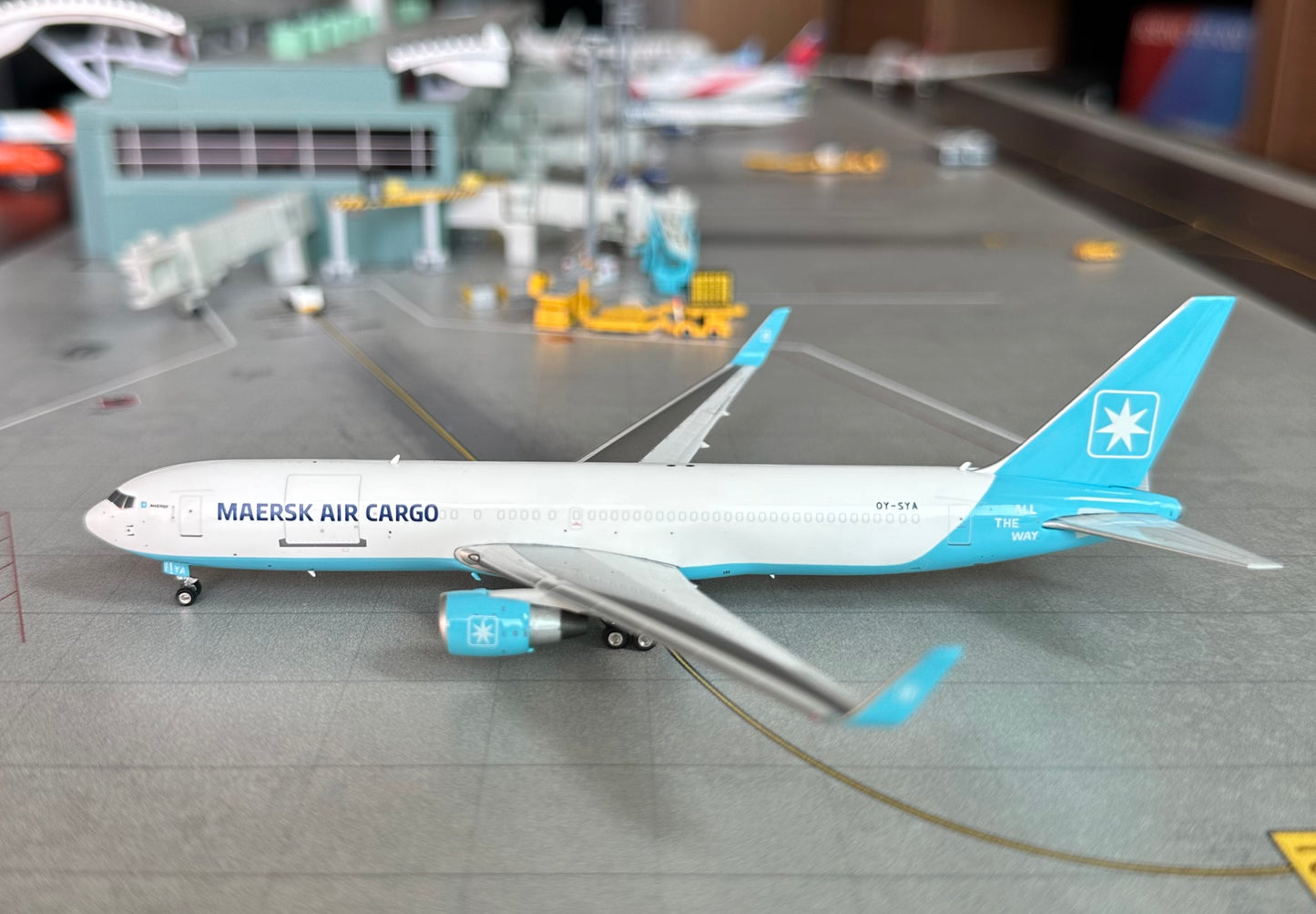 1:400 Maersk Air Cargo B767-300ER Phoenix Models