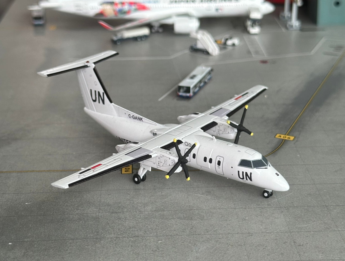 1:200 United Nations Dash 8 Q100 3D Design Deck