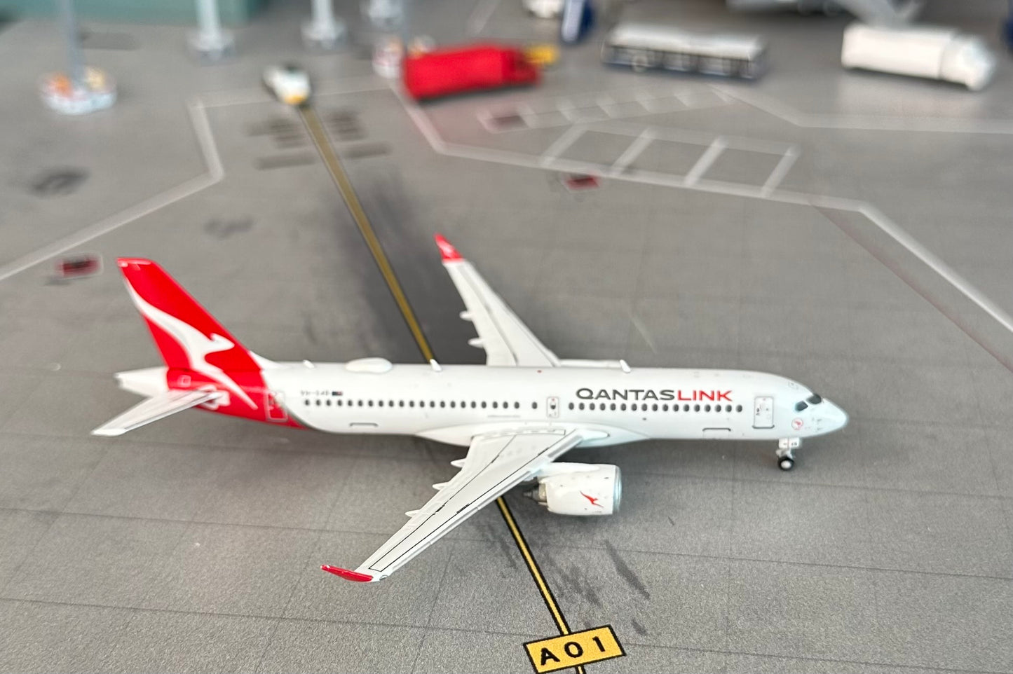 1:400 QantasLink A220-300 Gemini Jets