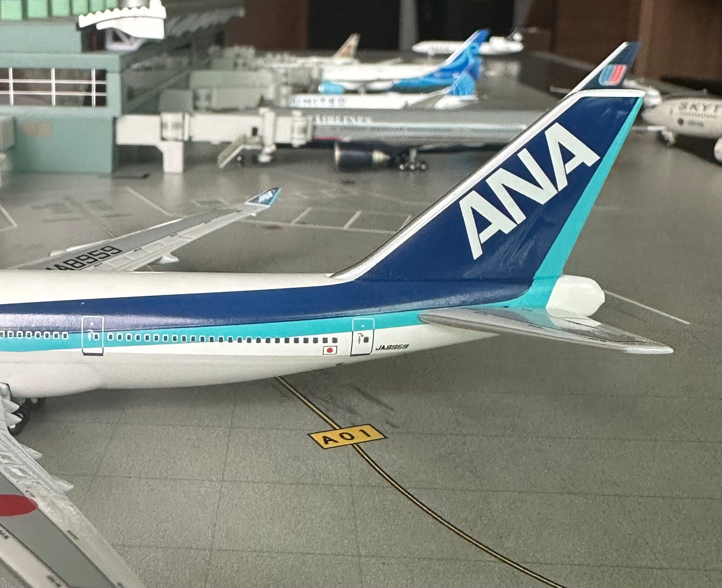 1:400 ANA All Nippon Airways B747-400 Big Bird NO BOX Broken Front gear