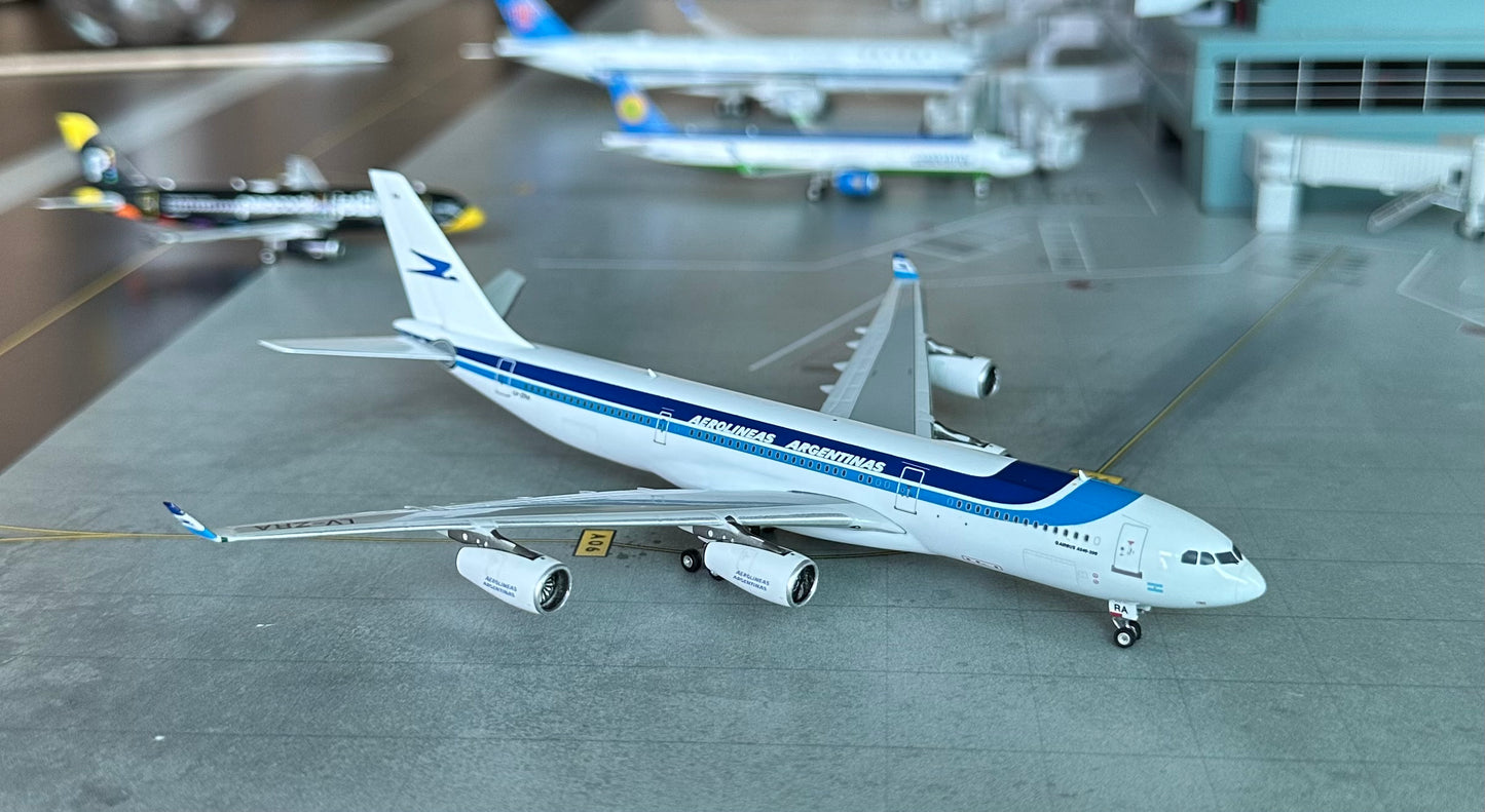 1:400 Aerolineas Argentinas A340-300 Phoenix Models