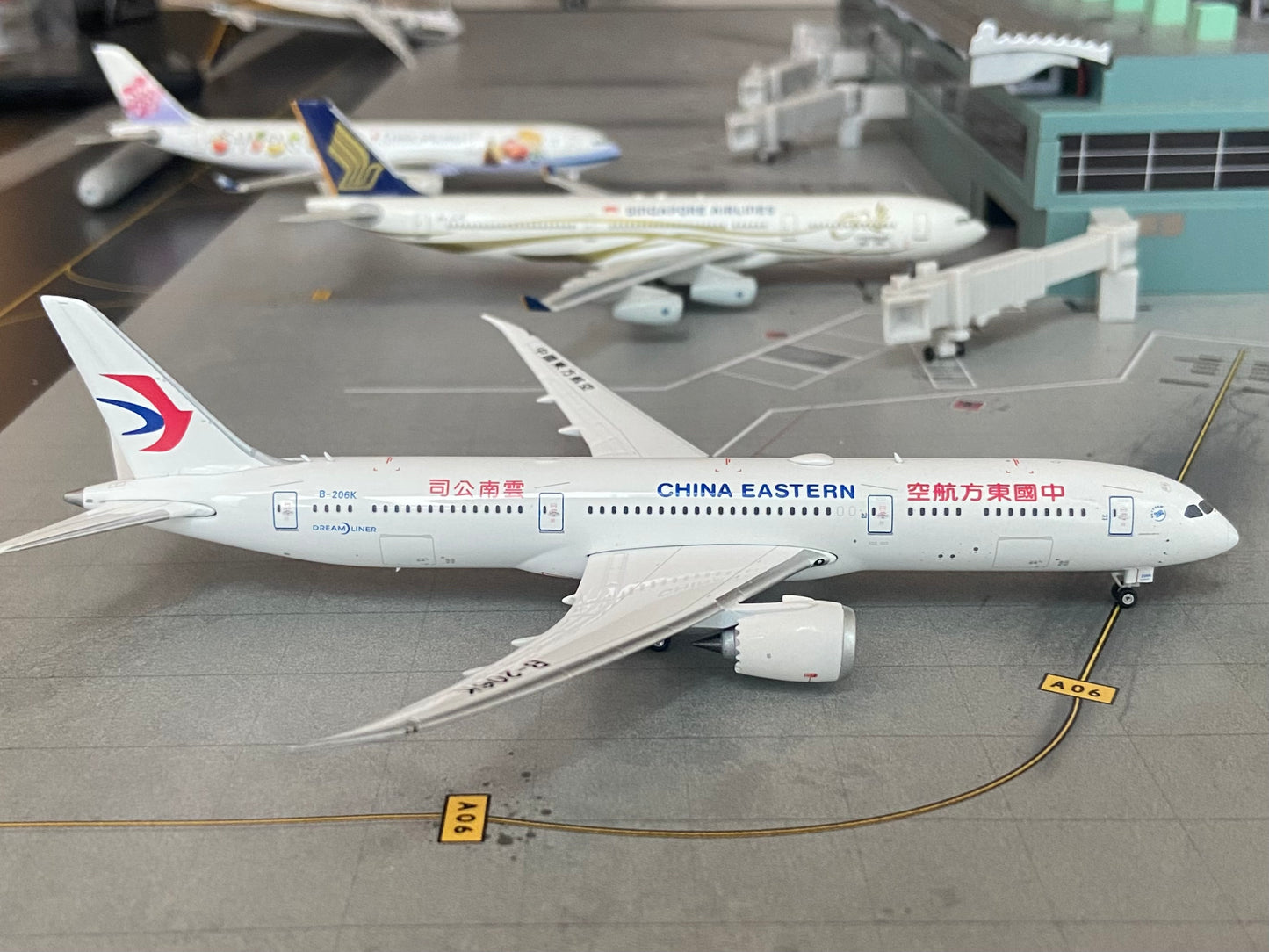 1:400 China Eastern B787-9Dreamliner Phoenix