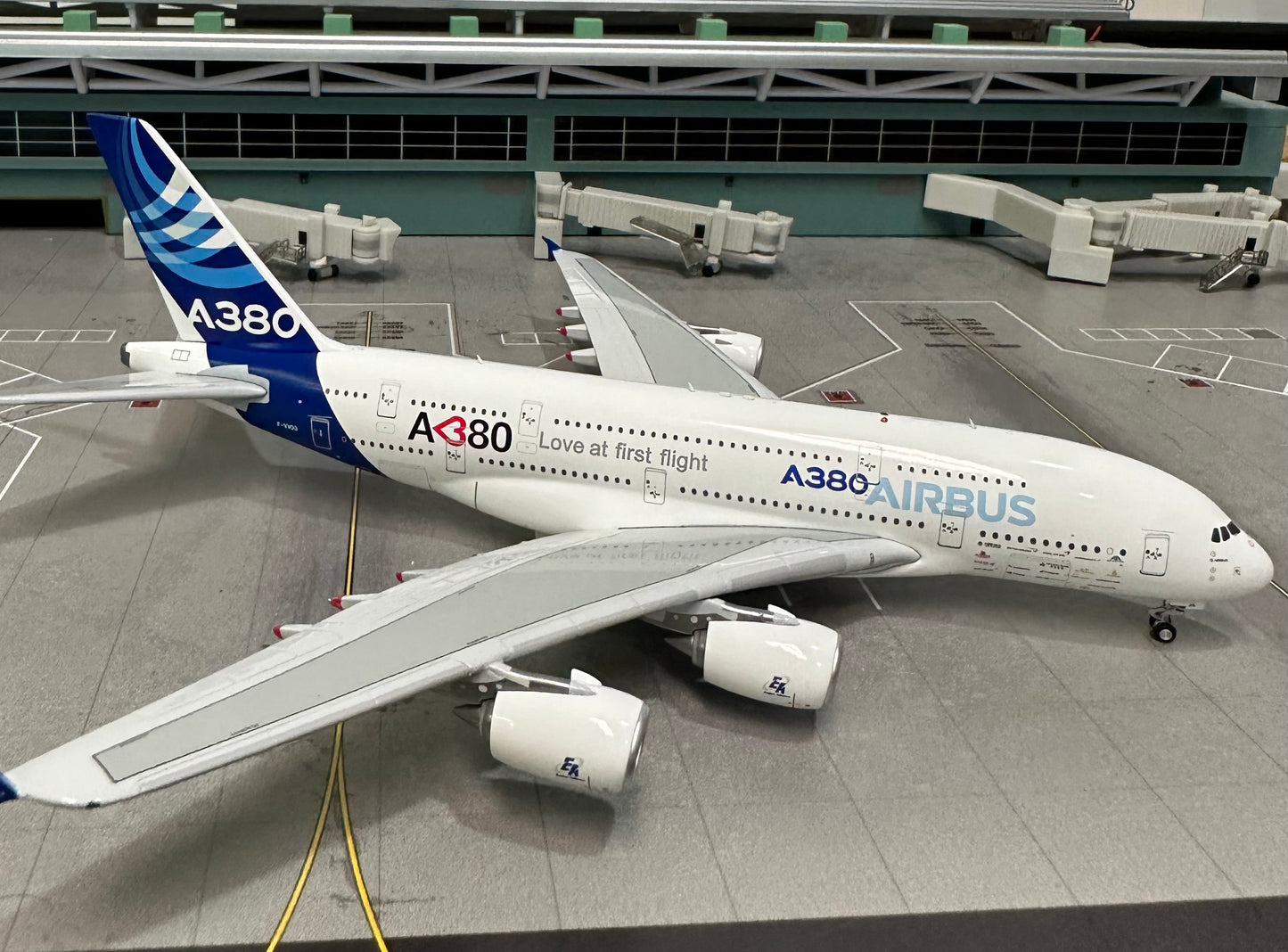 1:400 Airbus Industries A380-800 New magnetic detachable landing gear Aviation 400