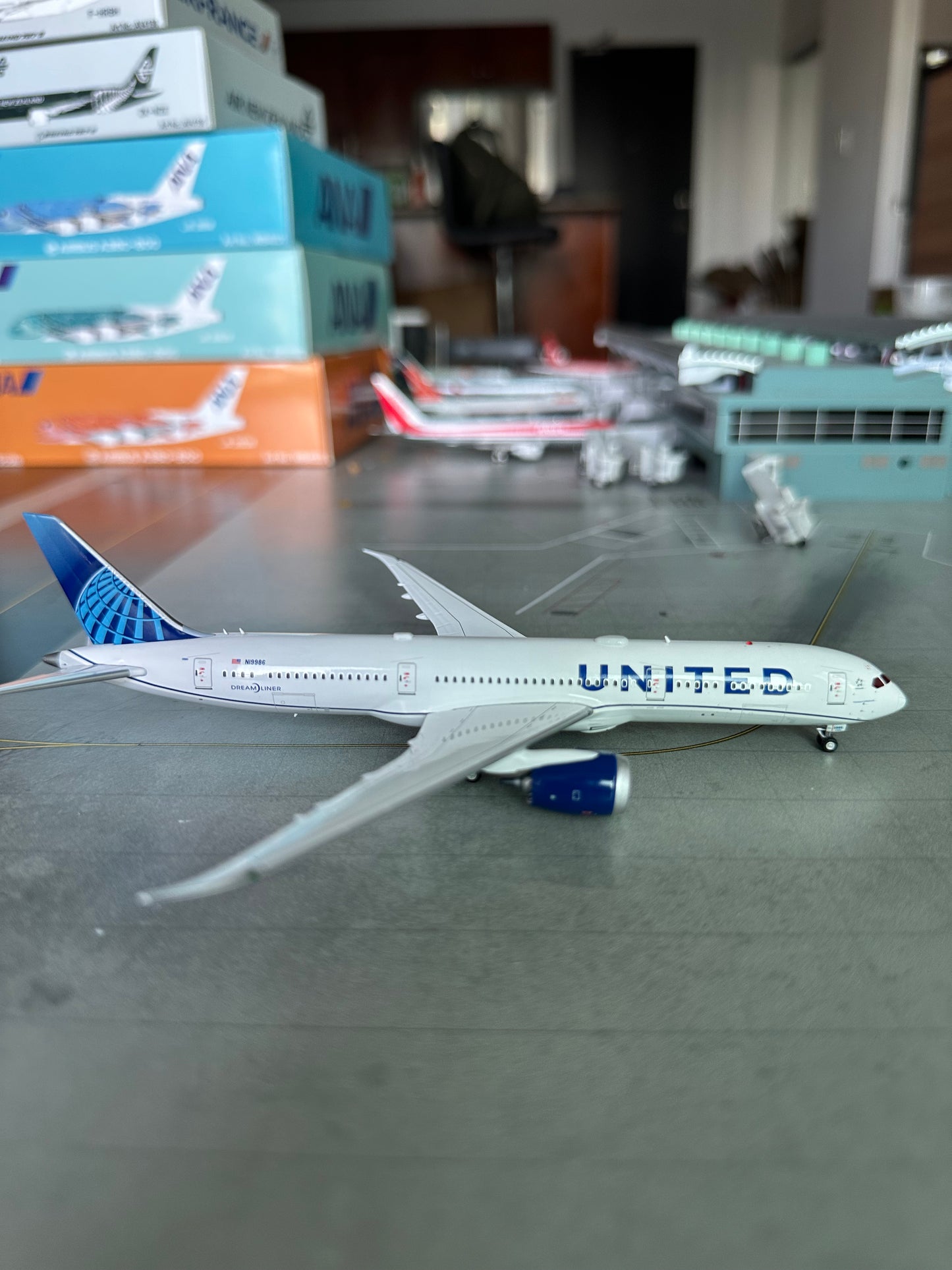 1:400 United Airlines B787-9 Dreamliner New magnetic detachable landing gear Aviation 400