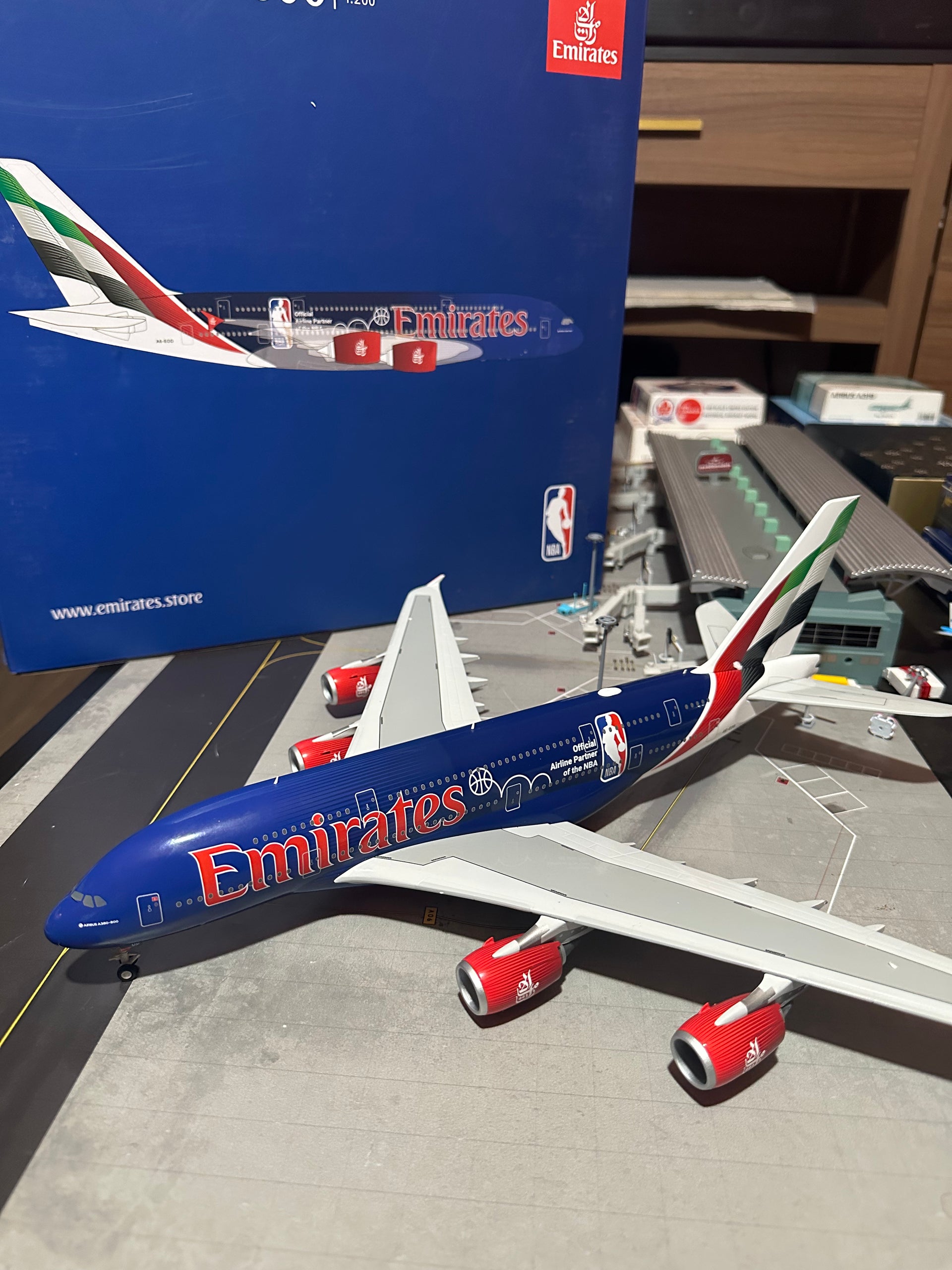 Emirates A380-800 エミレーツ NBA ジェミニ 公式 Emirates A380 Emirates A380-800 エミレーツ NBA ジェミニ 公式 Emirates A380