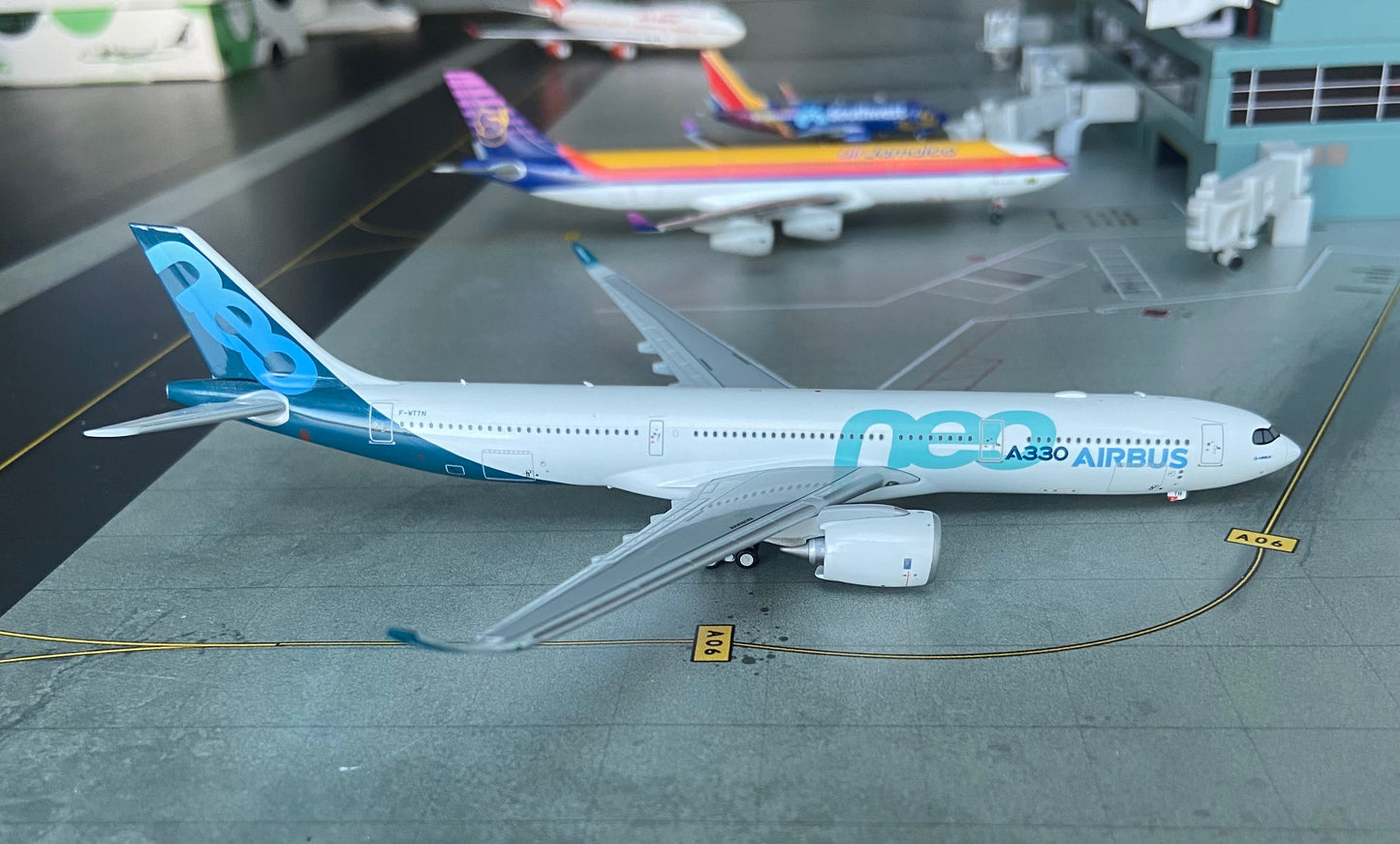 1:400 Airbus Industries A330-neo DAMAGED** JC Wings