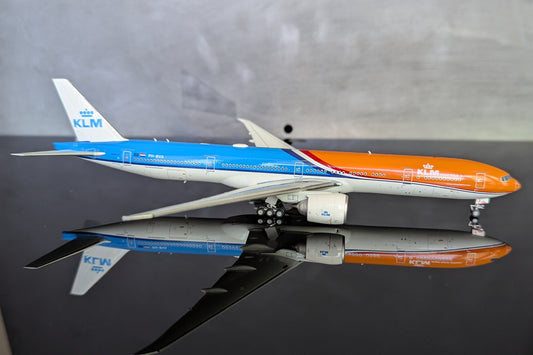 1:400 KLM Royal Dutch Airlines B777-300ER New magnetic detachable landing gear Aviation 400
