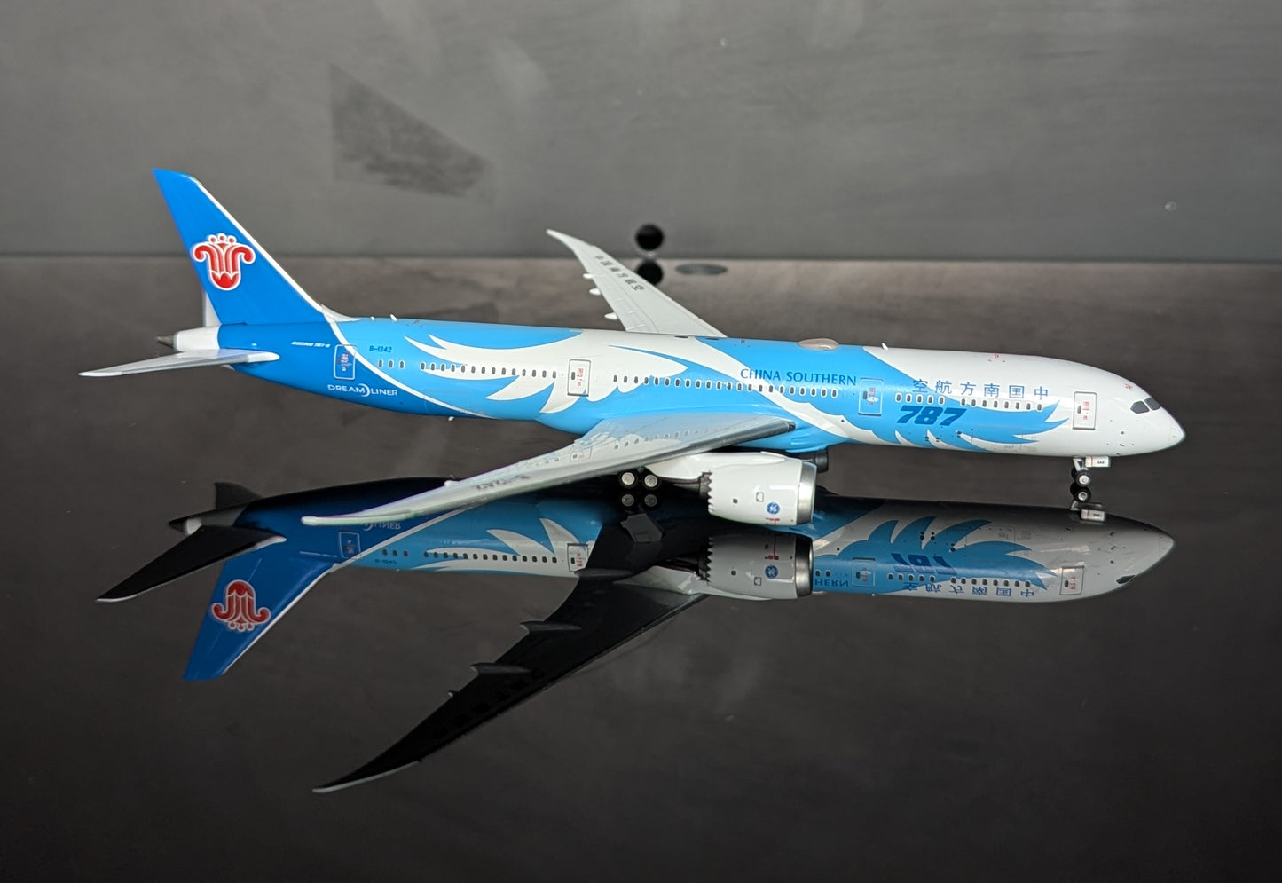 1:400 China Southern Airlines B787-9 Dreamliner B-1242  NG Models