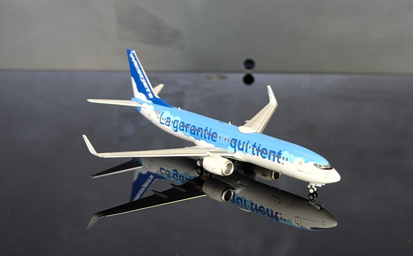 1:400 Westjest B737-800 "Care-antee" C-GWSZ Pandamodel