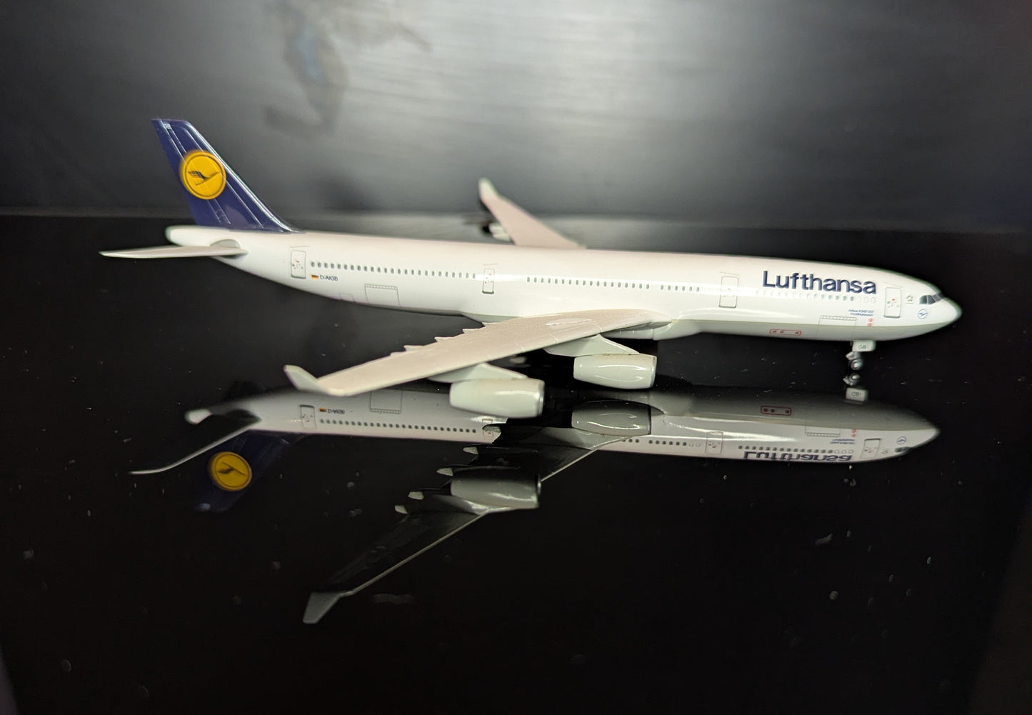 1:400 Lufthansa A340-300 Dragon Wings