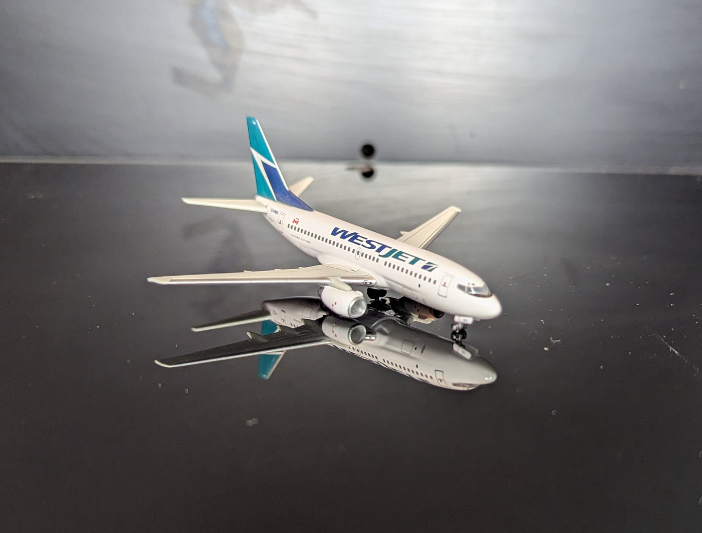 1:400 WestJest B737-700 C-FIWS Dragon Wings