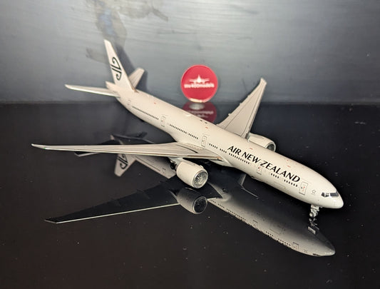1:400 Air New Zealand B777-300ER “All White” JC Wings
