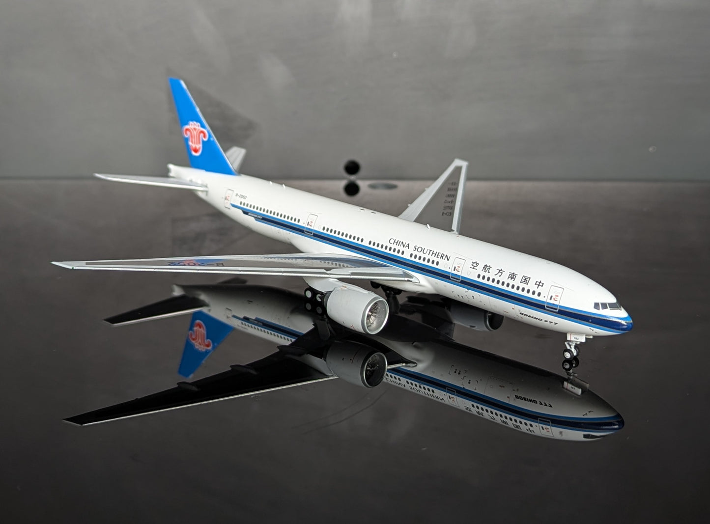 1:400 China Southern Airlines B777-200 B-2052 NG Models