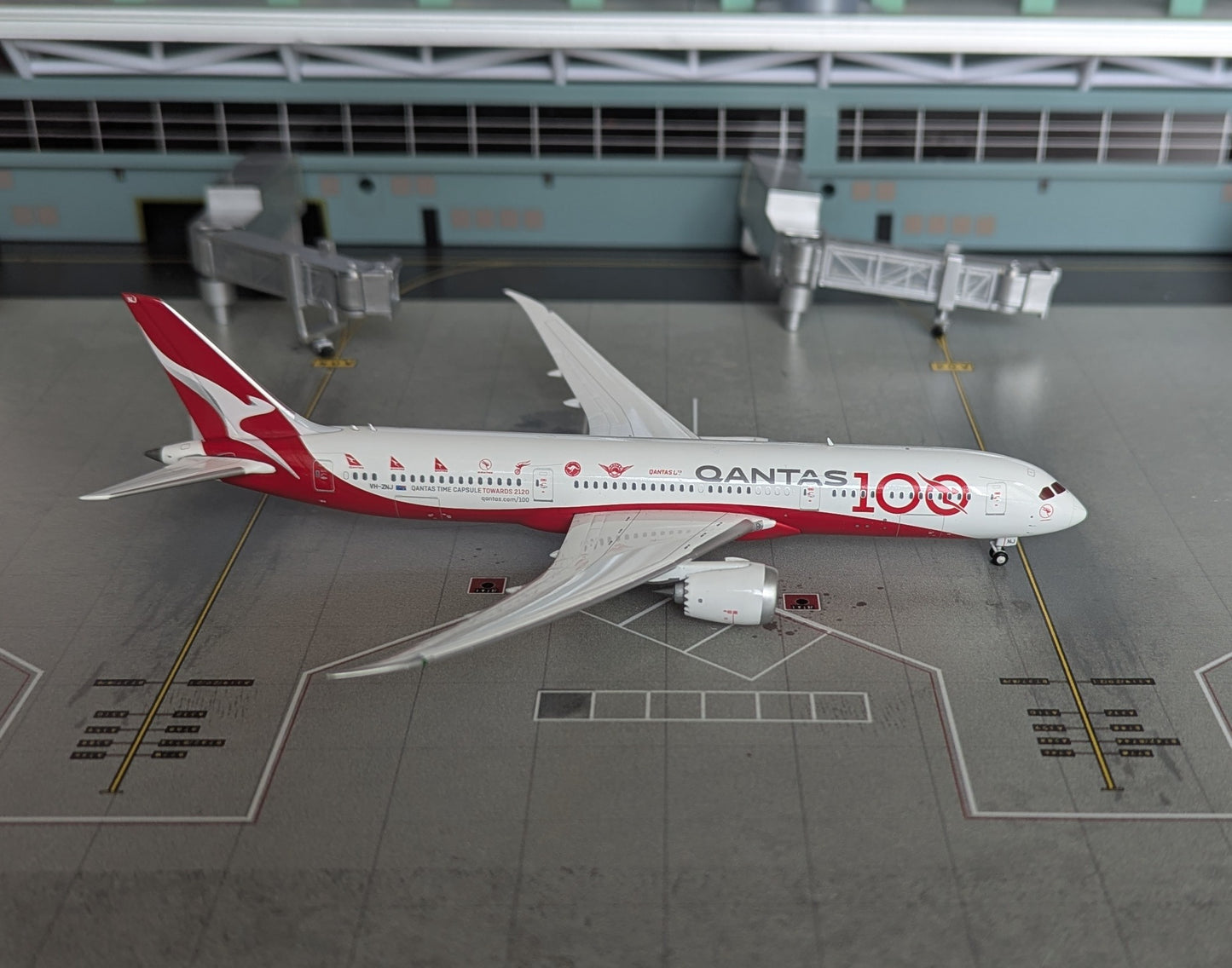 1:400 Qantas B787-9 Dreamliner “100 Years” Gemini Jets