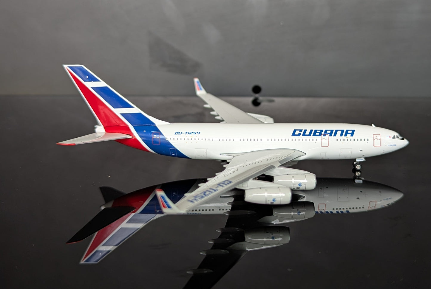 1:400 Cubana IL-96-300 Phoenix Models