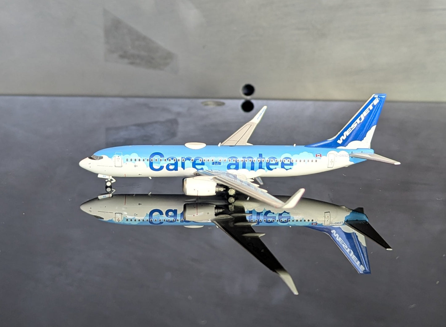 1:400 Westjest B737-800 "Care-antee" C-GWSZ Pandamodel