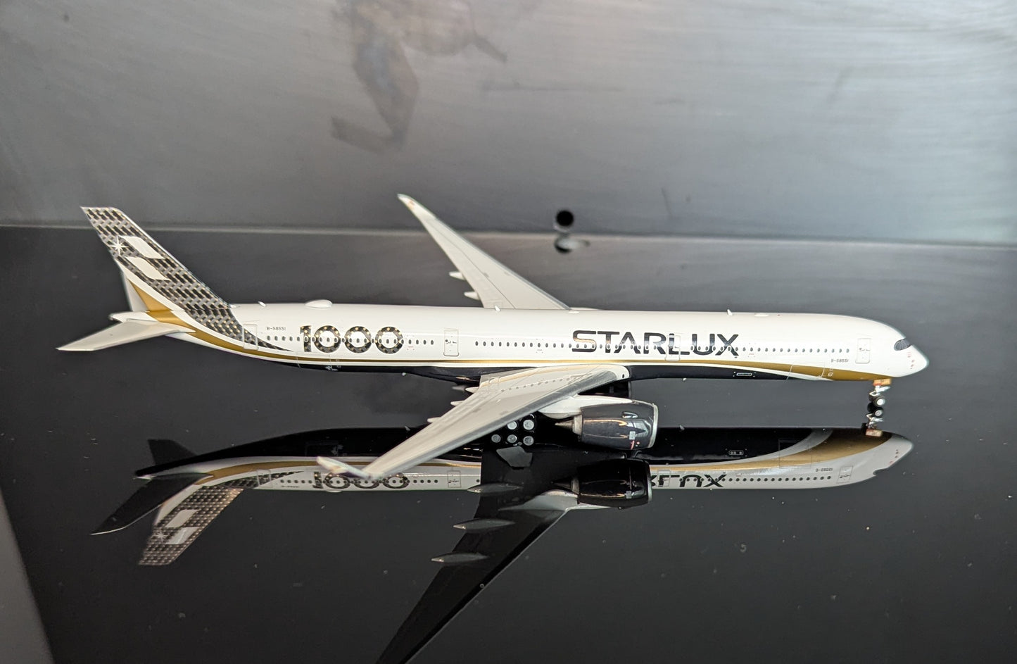 1:400 Starlux A350-1000 Phoenix Models