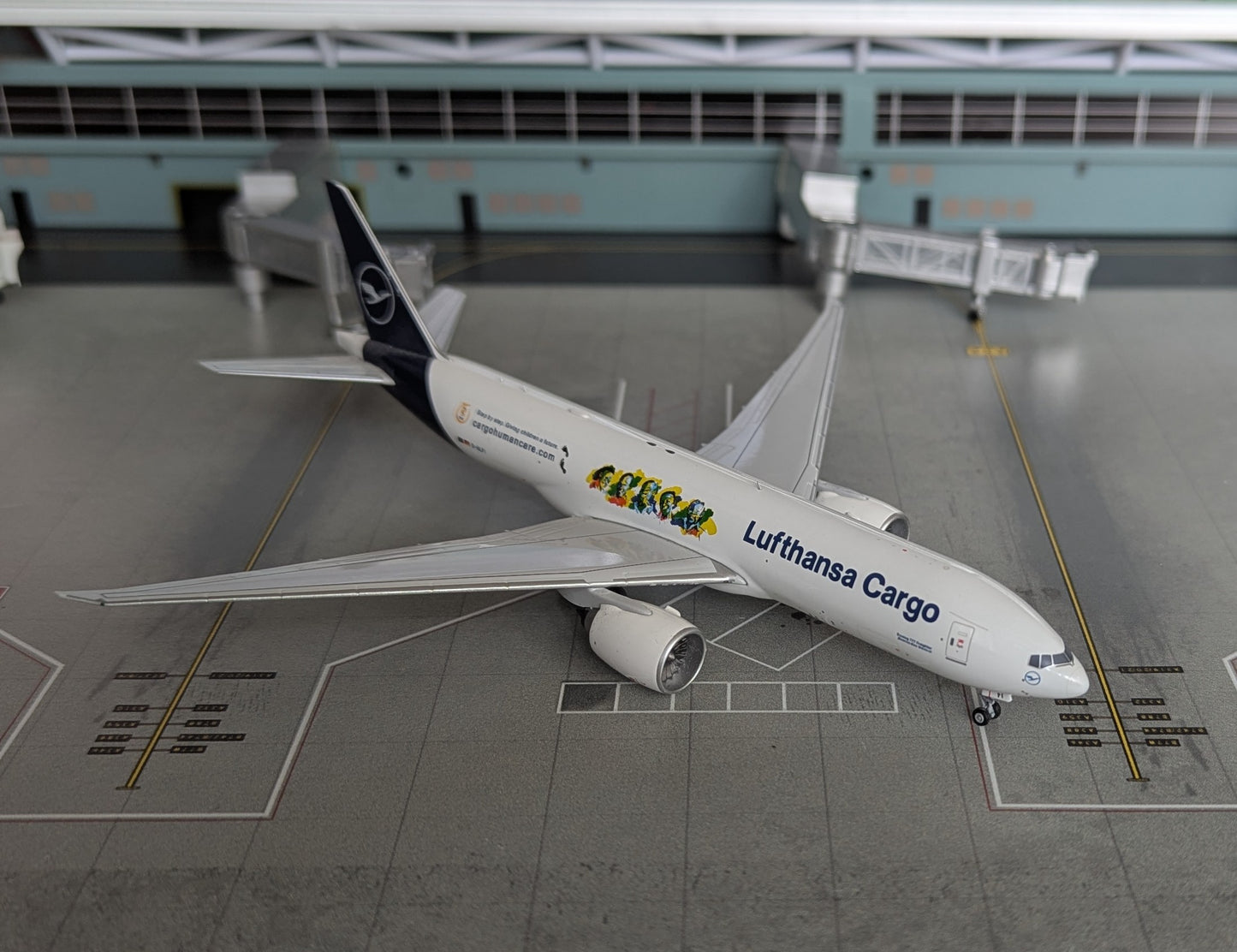 1:400 Lufthansa Cargo B777-200F "cargohumancare.com" NG Models