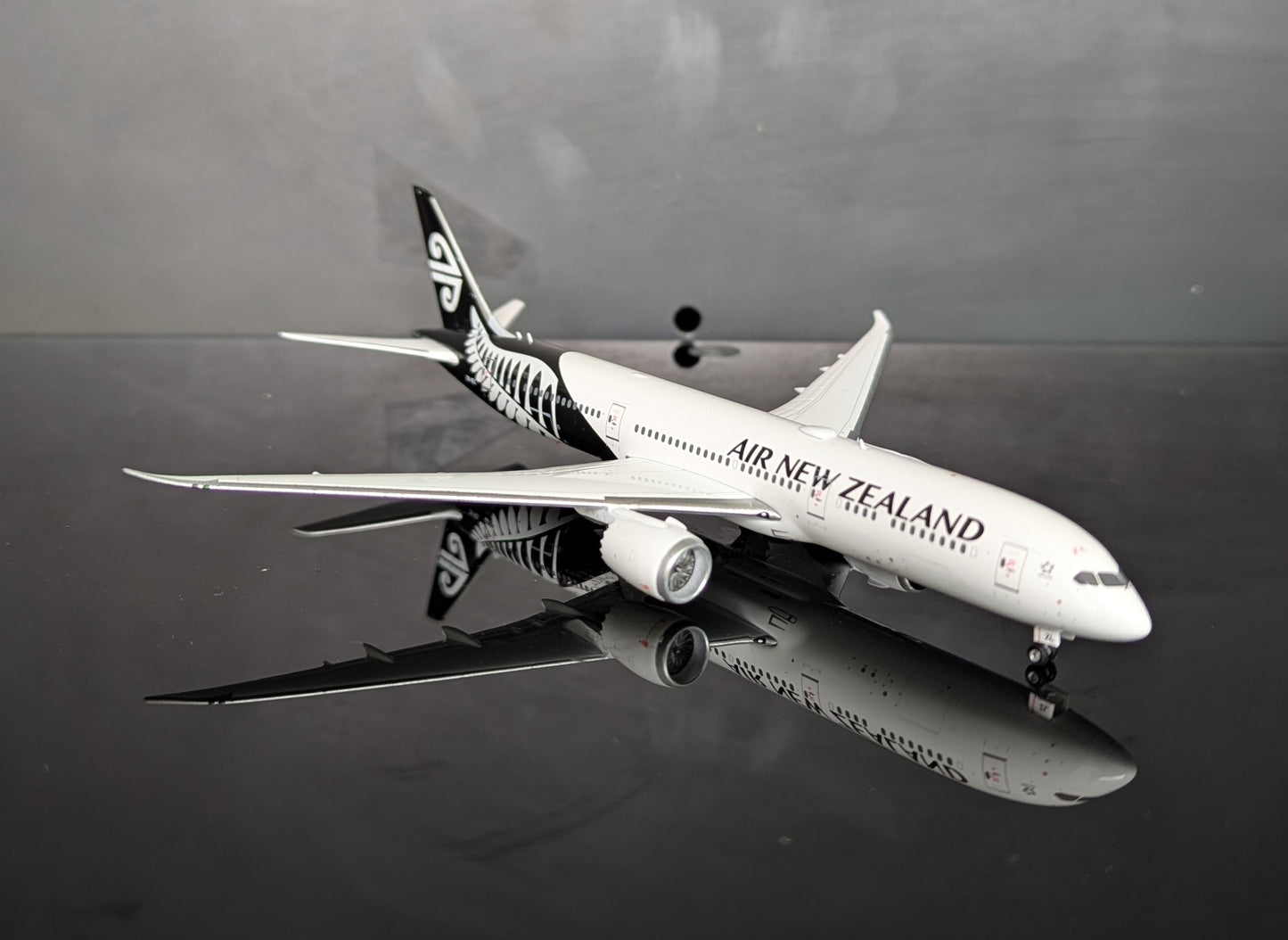 1:400 Air New Zealand B787-9 Dreamliner Phoenix Models