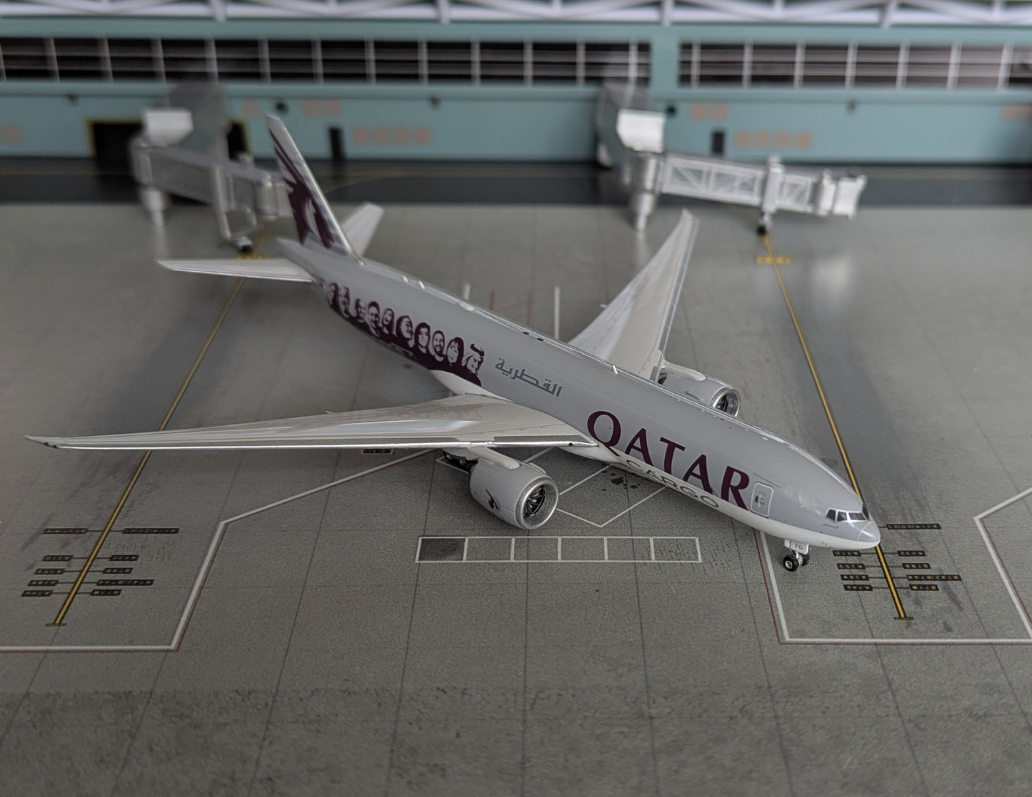1:400 Qatar Cargo B777-200F "Moved by People" Phoenix Models