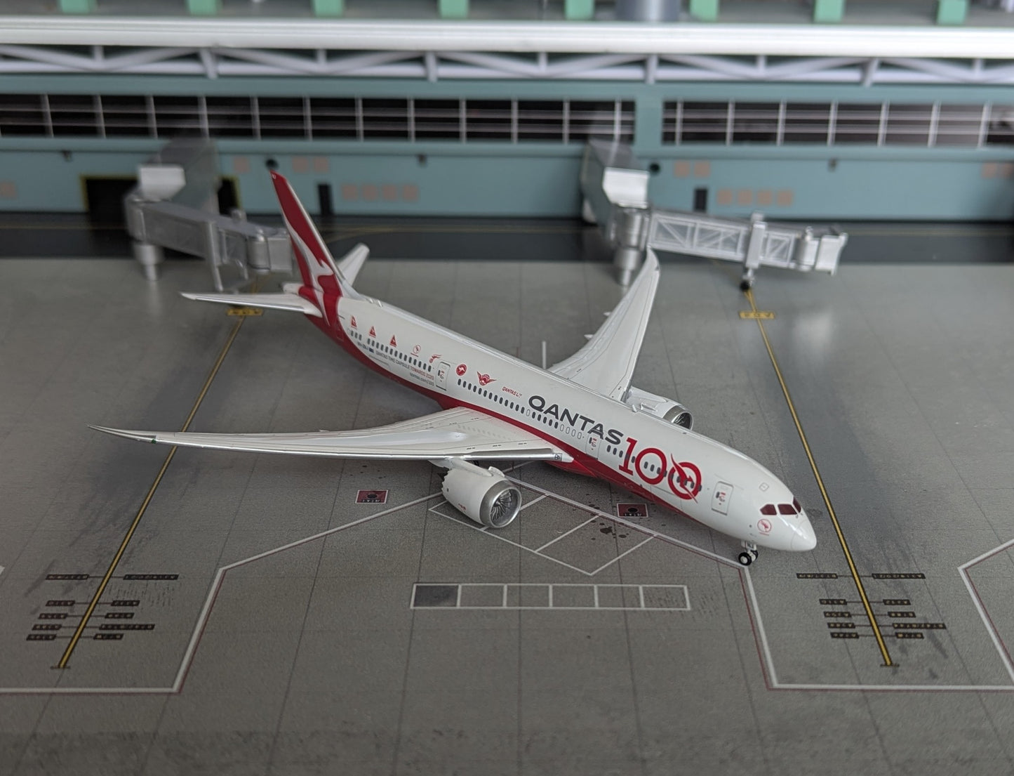 1:400 Qantas B787-9 Dreamliner “100 Years” Gemini Jets