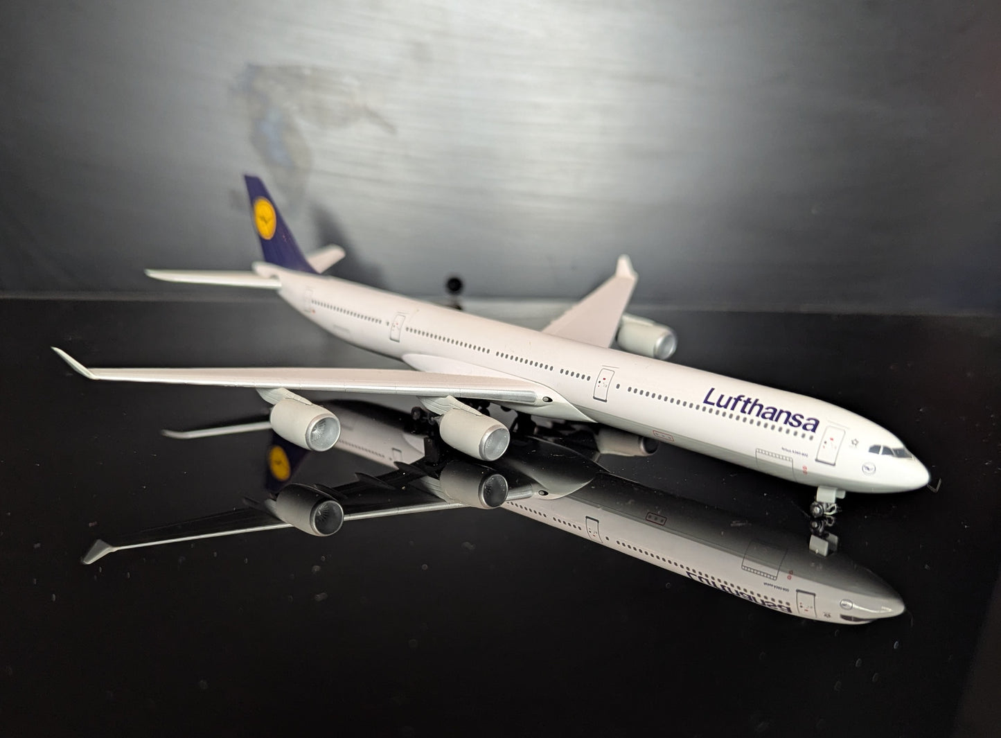 1:400 Lufthansa A340-600 Dragon Wings