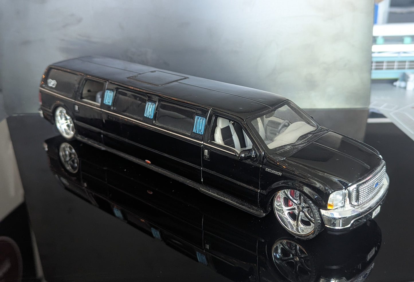 1/24 Ford Excursion Limo Black Maisto No Box* -Diecast Model Car