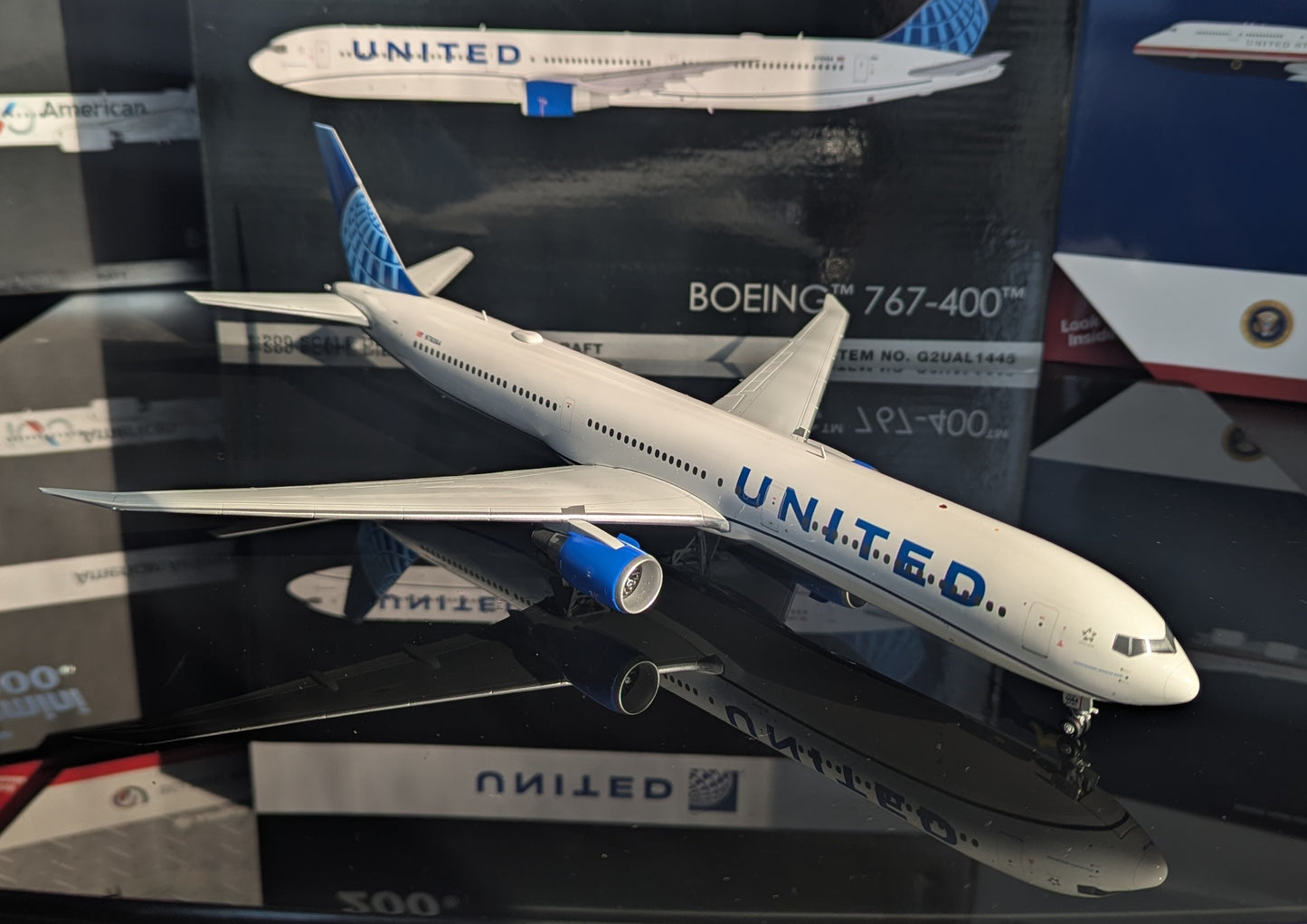 1:200 United Airlines B767-400ER Gemini200
