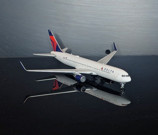 1:400 Delta Air Lines B767-300ER N199DN Gemini Jets