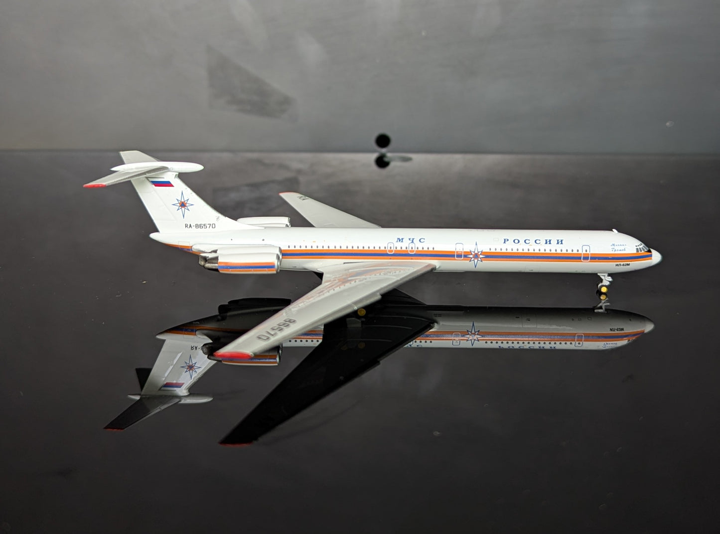 1:400 Russia Emercom IL-62 Phoenix Models