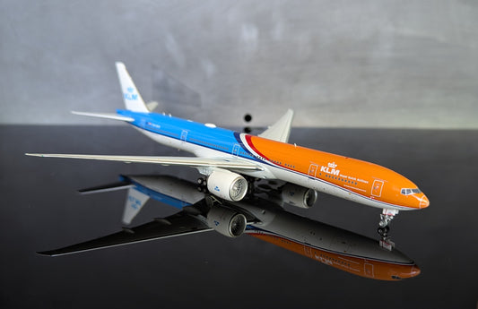 1:400 KLM Royal Dutch Airlines B777-300ER New magnetic detachable landing gear Aviation 400