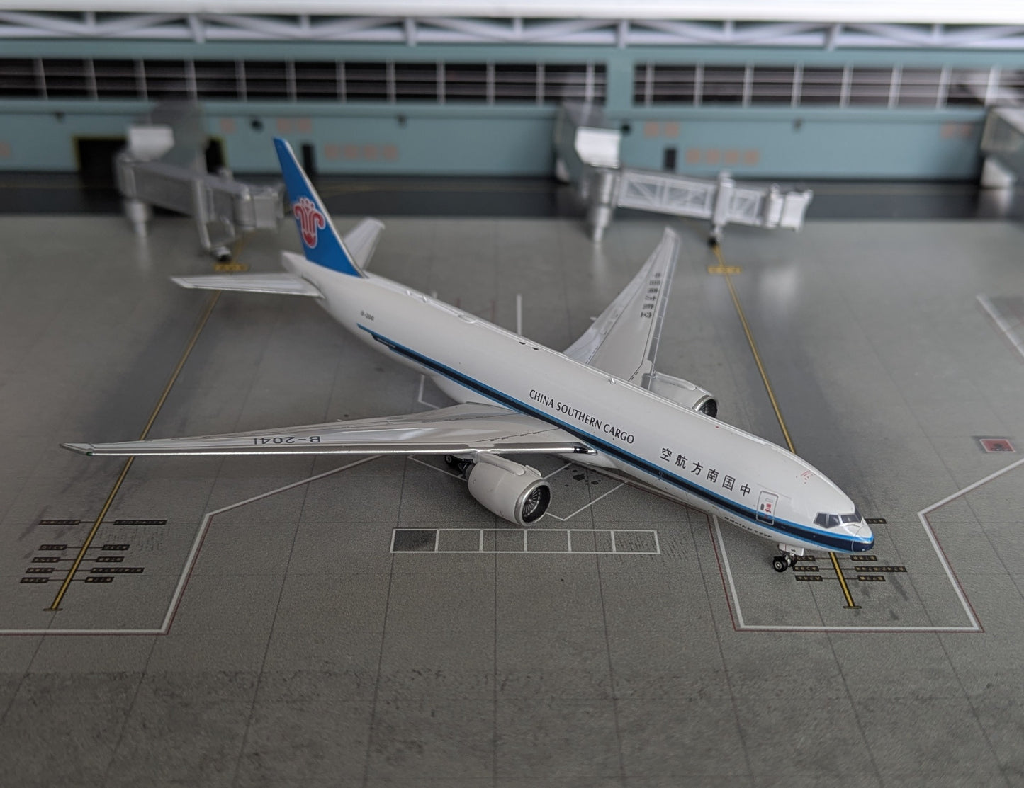 1:400 China Southern Cargo B777-200F Phoenix Models