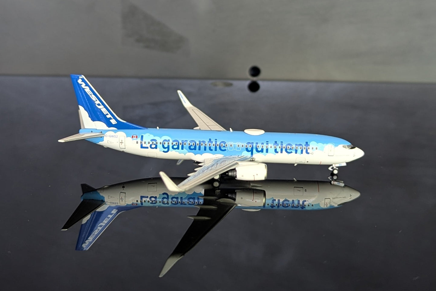 1:400 Westjest B737-800 "Care-antee" C-GWSZ Pandamodel
