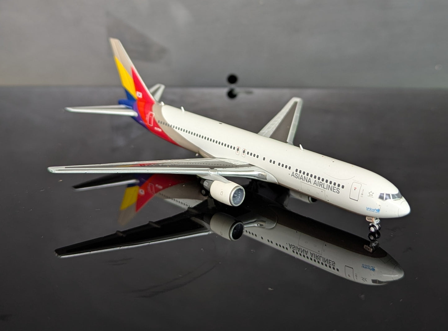 1:400 Asiana Airlines B767-300 “Last Flight” JC Wings