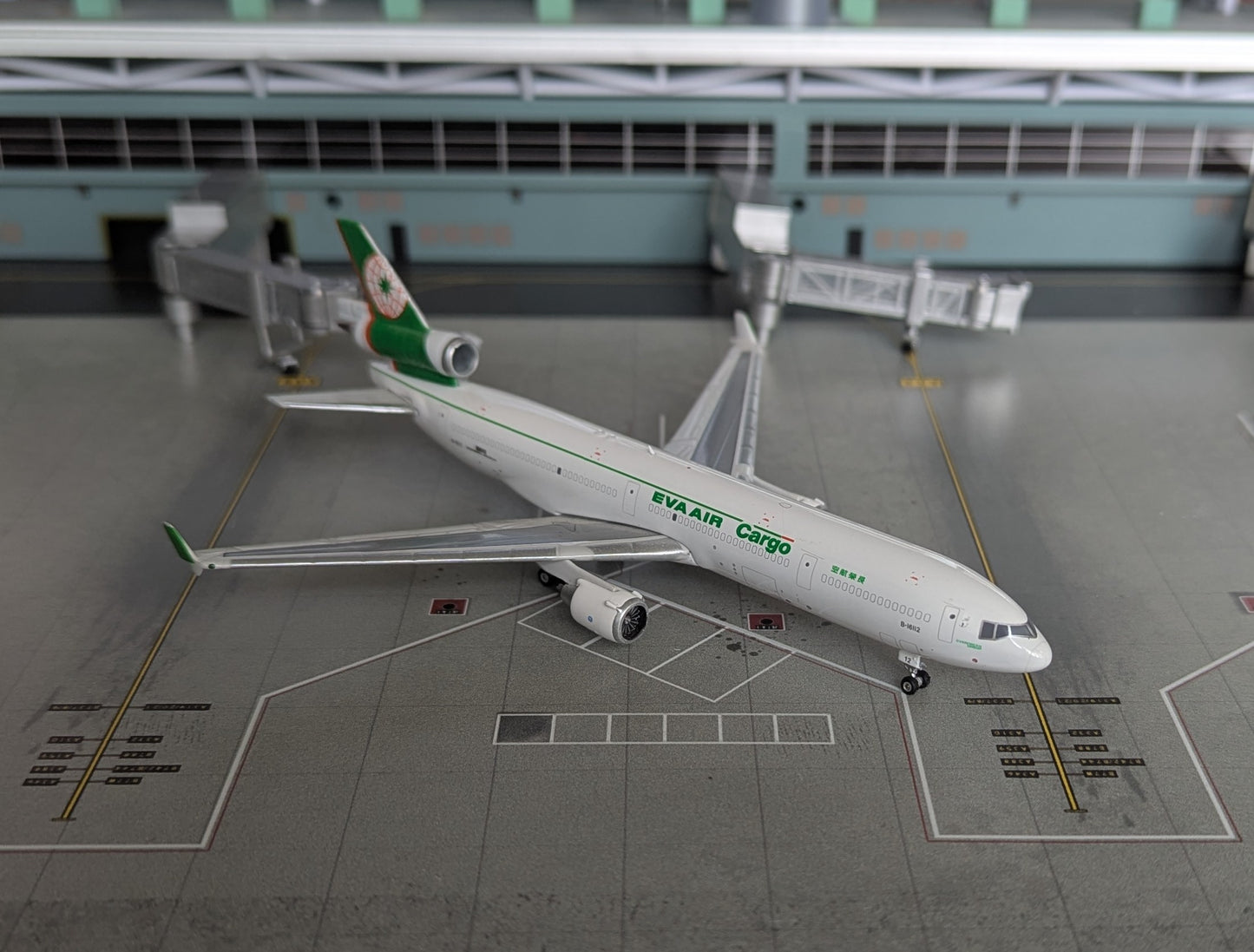 1:400 Eva Air Cargo MD-11 Phoenix Models