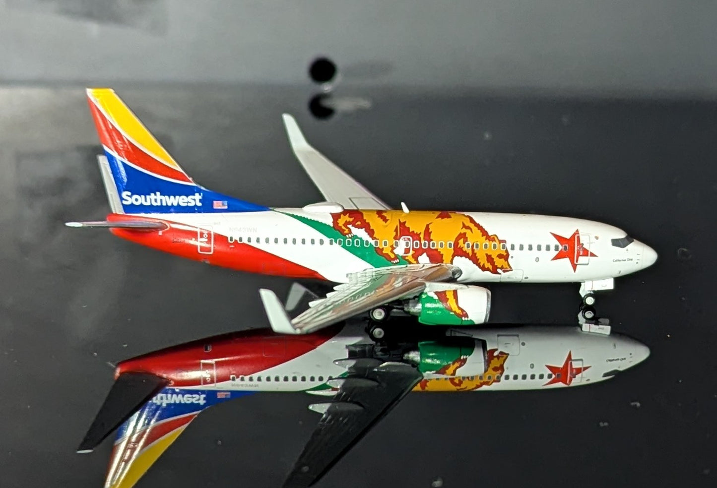 1:400 Southwest Airlines B737-700 "California One" Gemini Jets