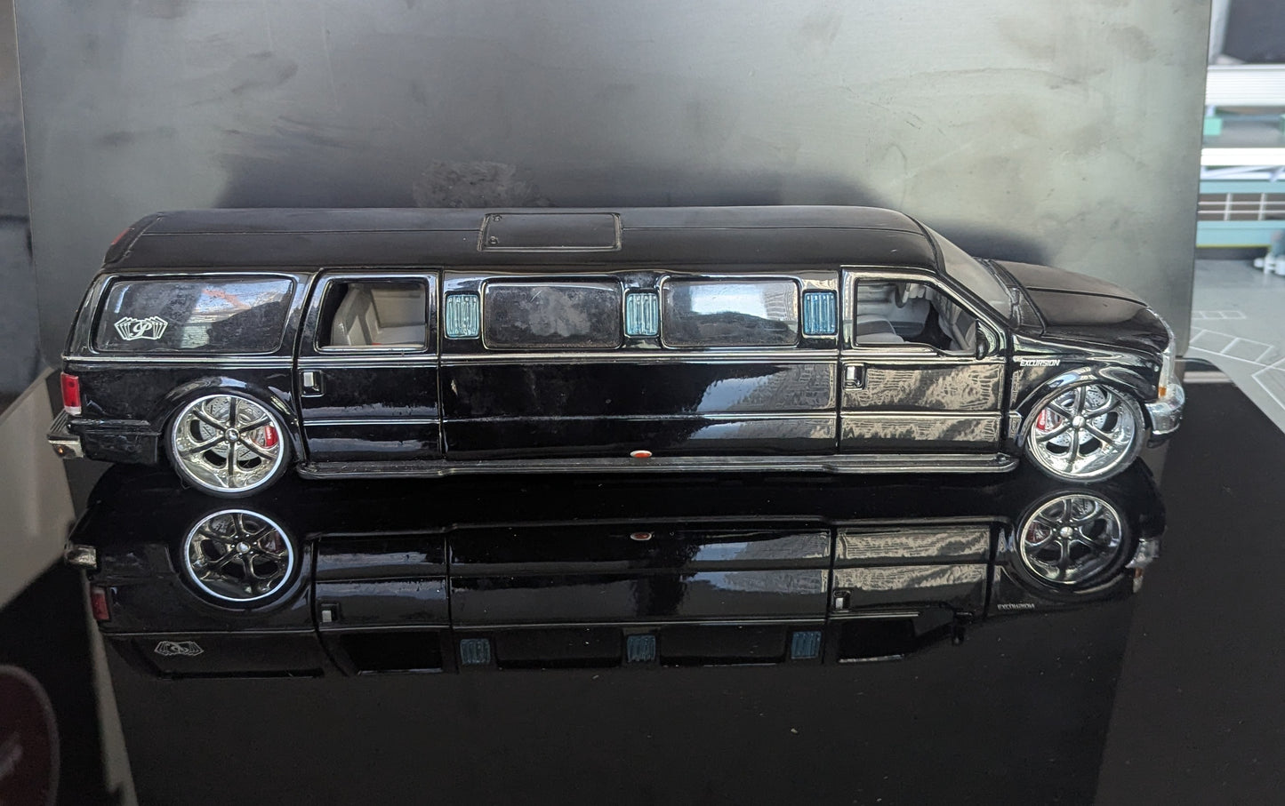 1/24 Ford Excursion Limo Black Maisto No Box* -Diecast Model Car