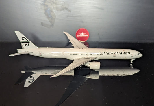 1:400 Air New Zealand B777-300ER “All White” JC Wings