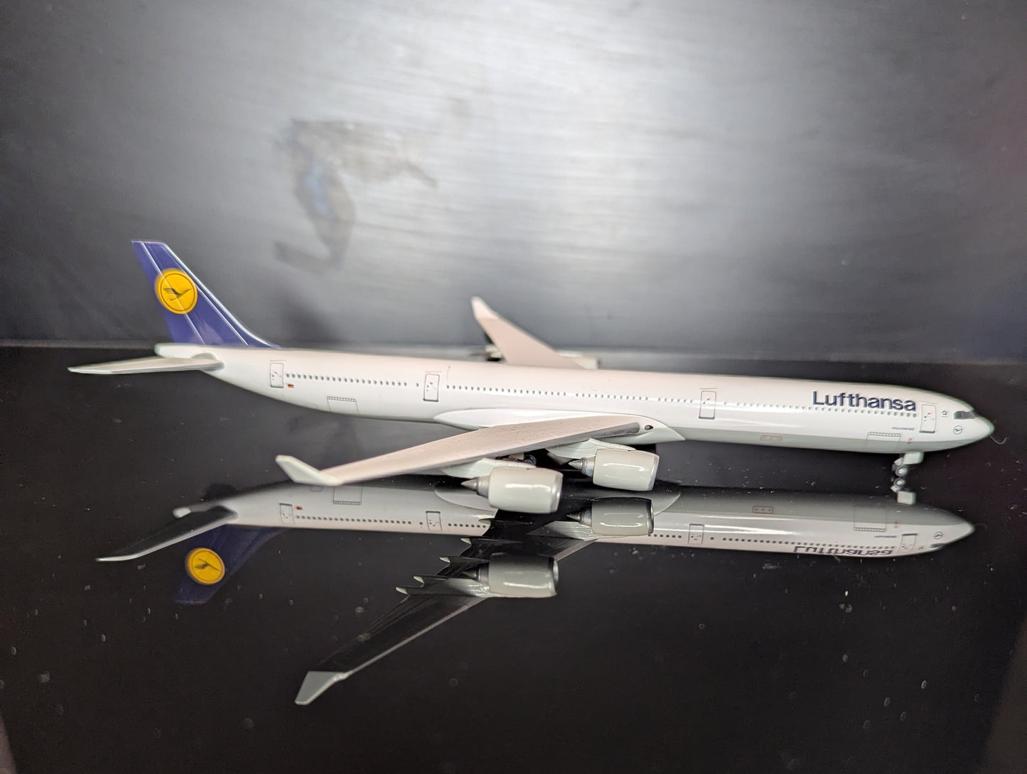1:400 Lufthansa A340-600 Dragon Wings