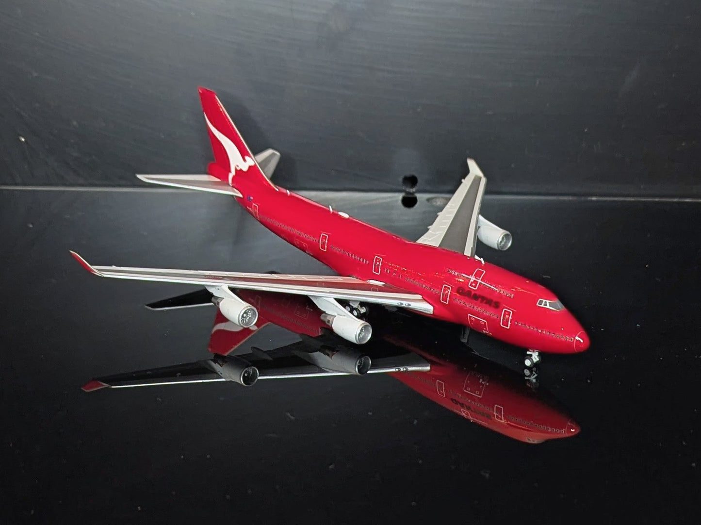 1:400 Qantas Boeing 747-400 “All Red” JC Wings – mv400models