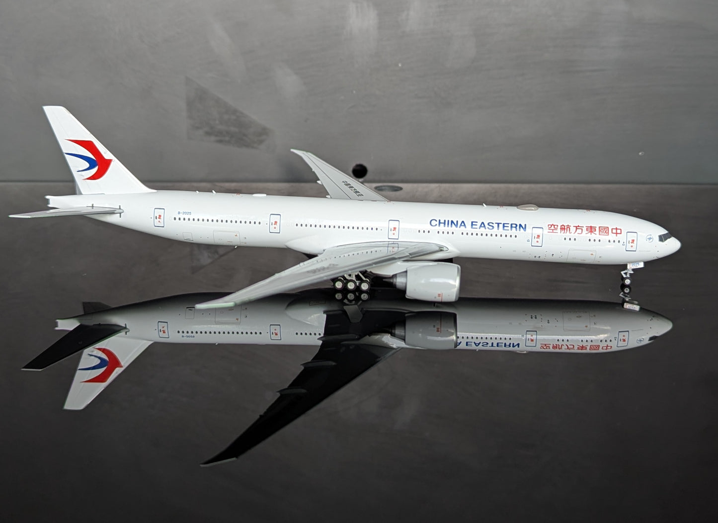 1:400 China Eastern Airlines B777-300ER B-2025 NG Models