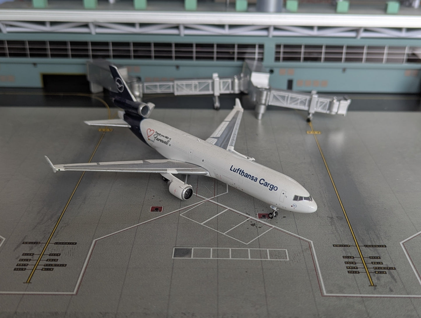 1:400 Lufthansa Cargo MD-11 "Farewell MD-11" Phoenix Models