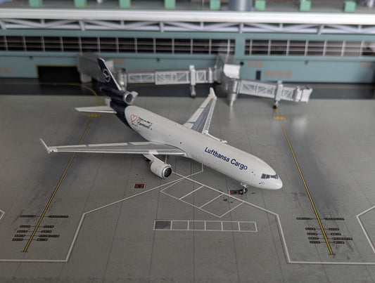 1:400 Lufthansa Cargo MD-11 "Farewell MD-11" Phoenix Models
