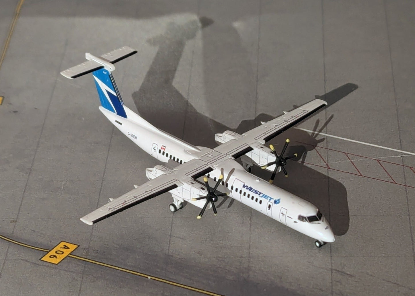 1:400 WestJet Encore Dash 8 Q400 3D Design Deck